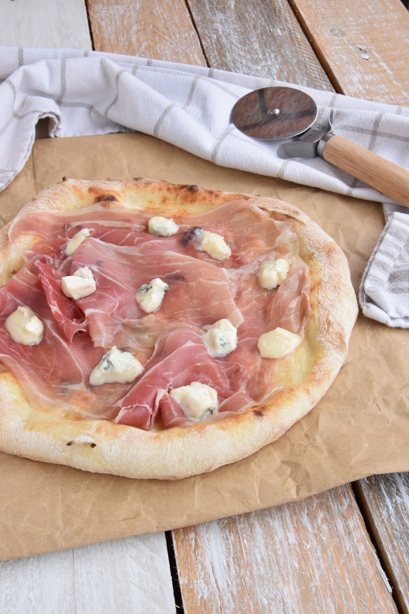 Pizza con Prosciutto Crudo di Cuneo D.O.P. e dolce per l