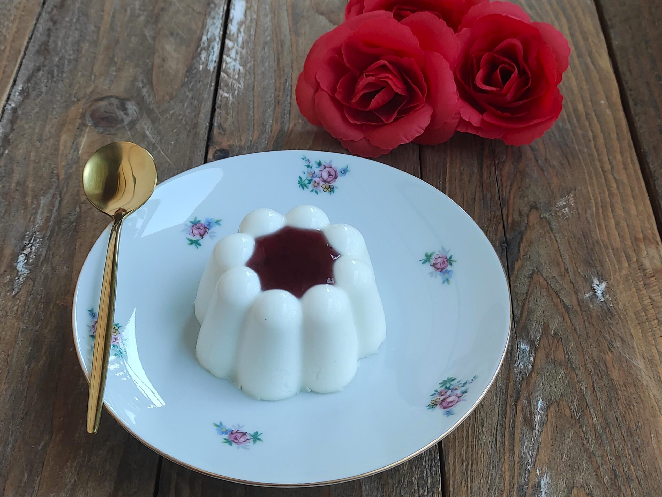 Budino al latte con gelée di Rose – La Rosa della Vendetta/Gülcemal